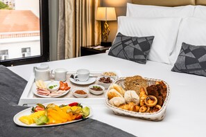 Petit déjeuner buffet (10 EUR par personne)