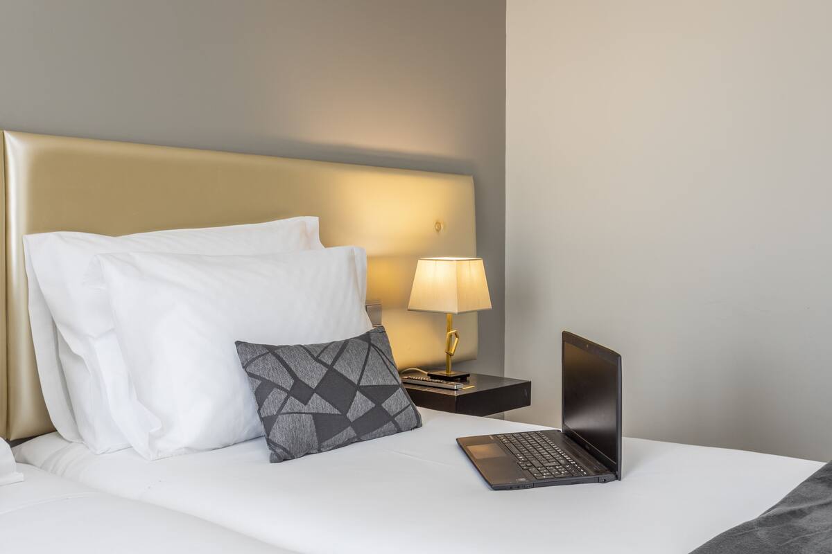 Minibar, coffres-forts dans les chambres, bureau, rideaux occultants