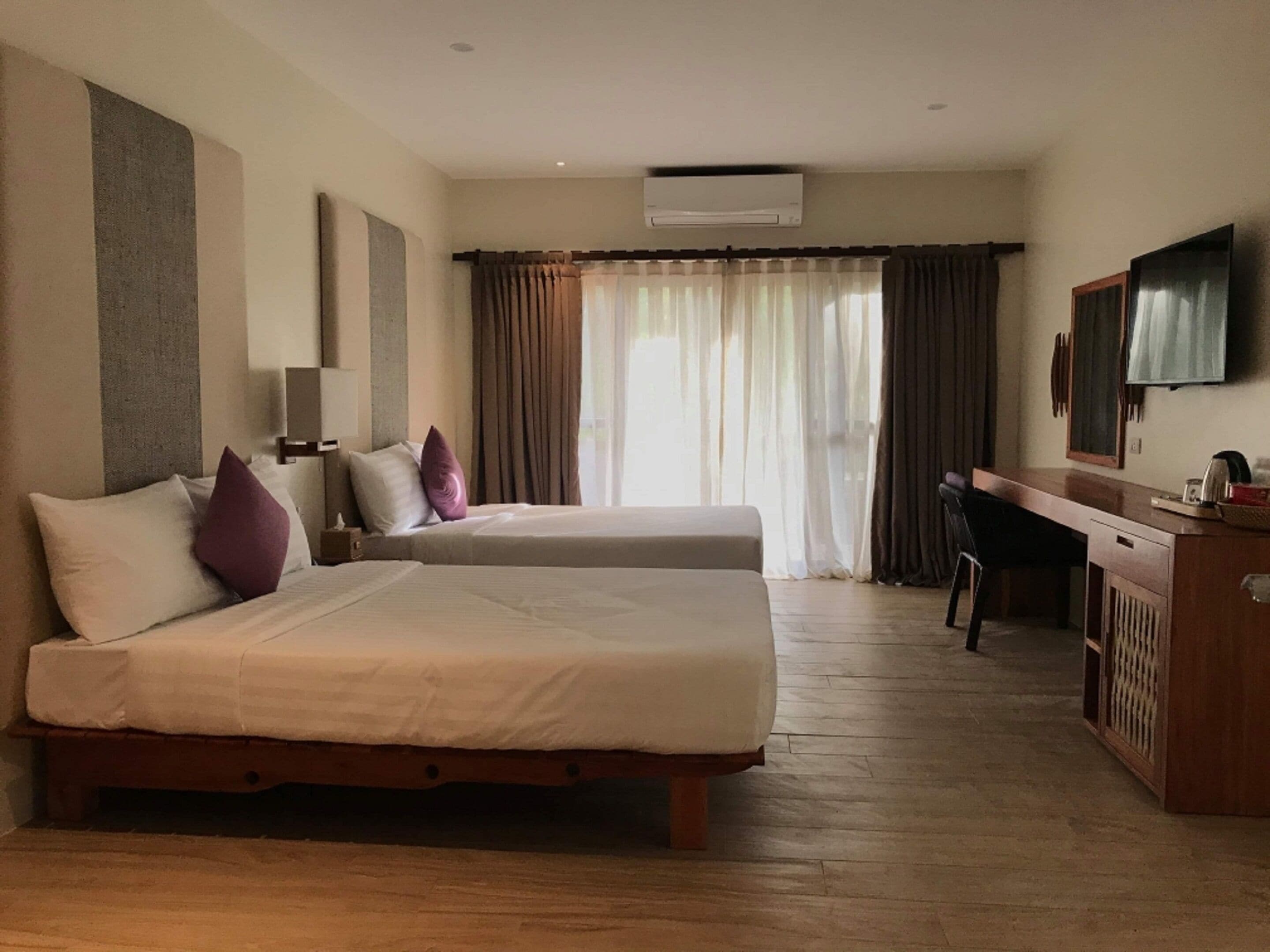 deluxe room | 1 bedroom, minibar, in-room safe, desk