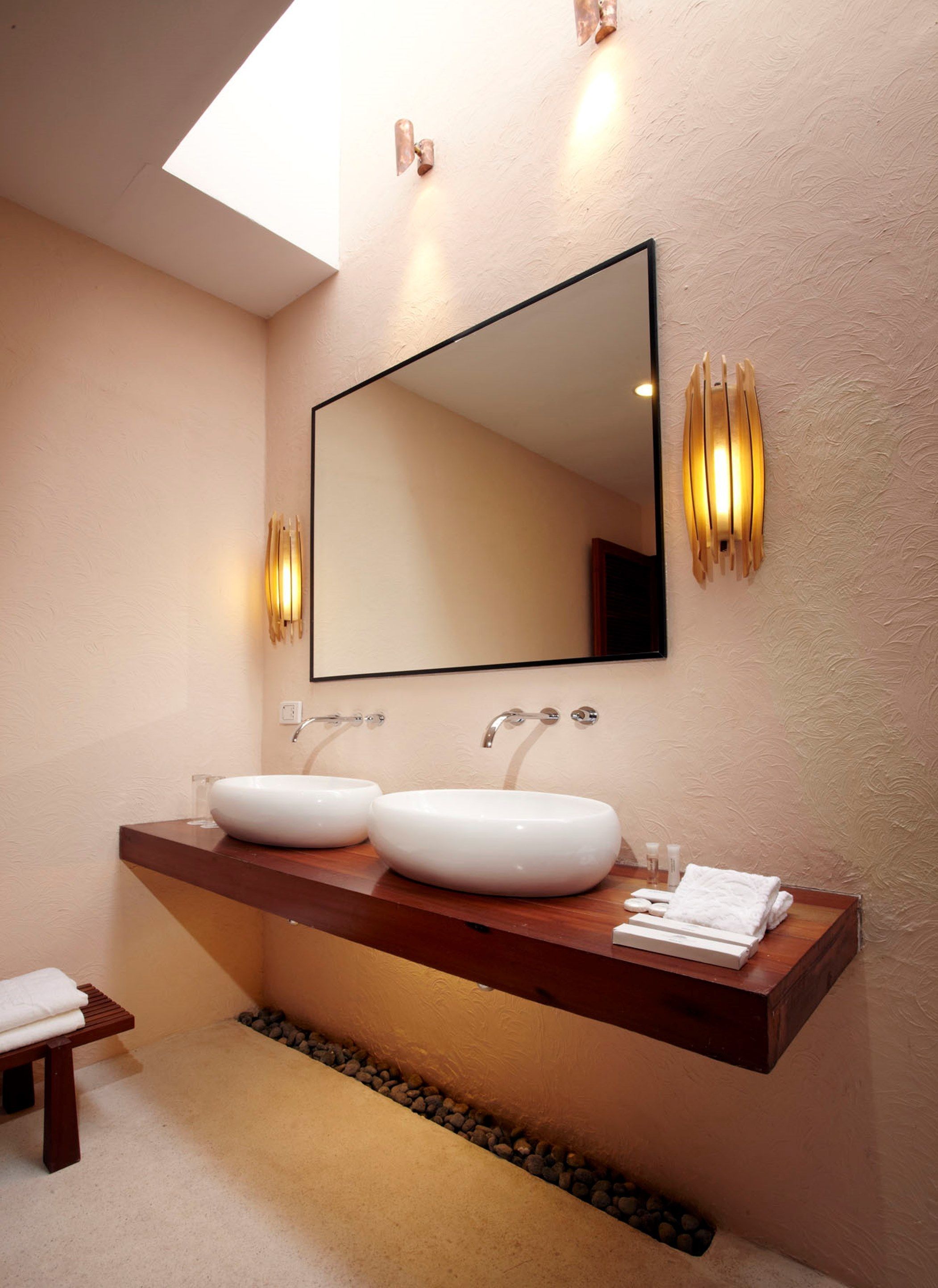 combined shower/bathtub, deep-soaking bathtub, free toiletries, towels