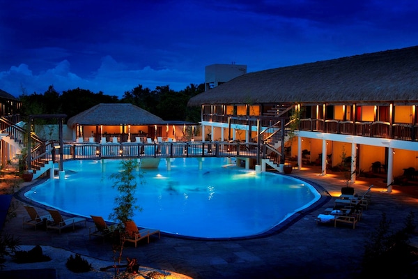 2 piscinas al aire libre, sombrillas, sillones reclinables de piscina