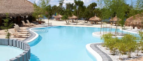 2 piscines extérieures, parasols, chaises longues