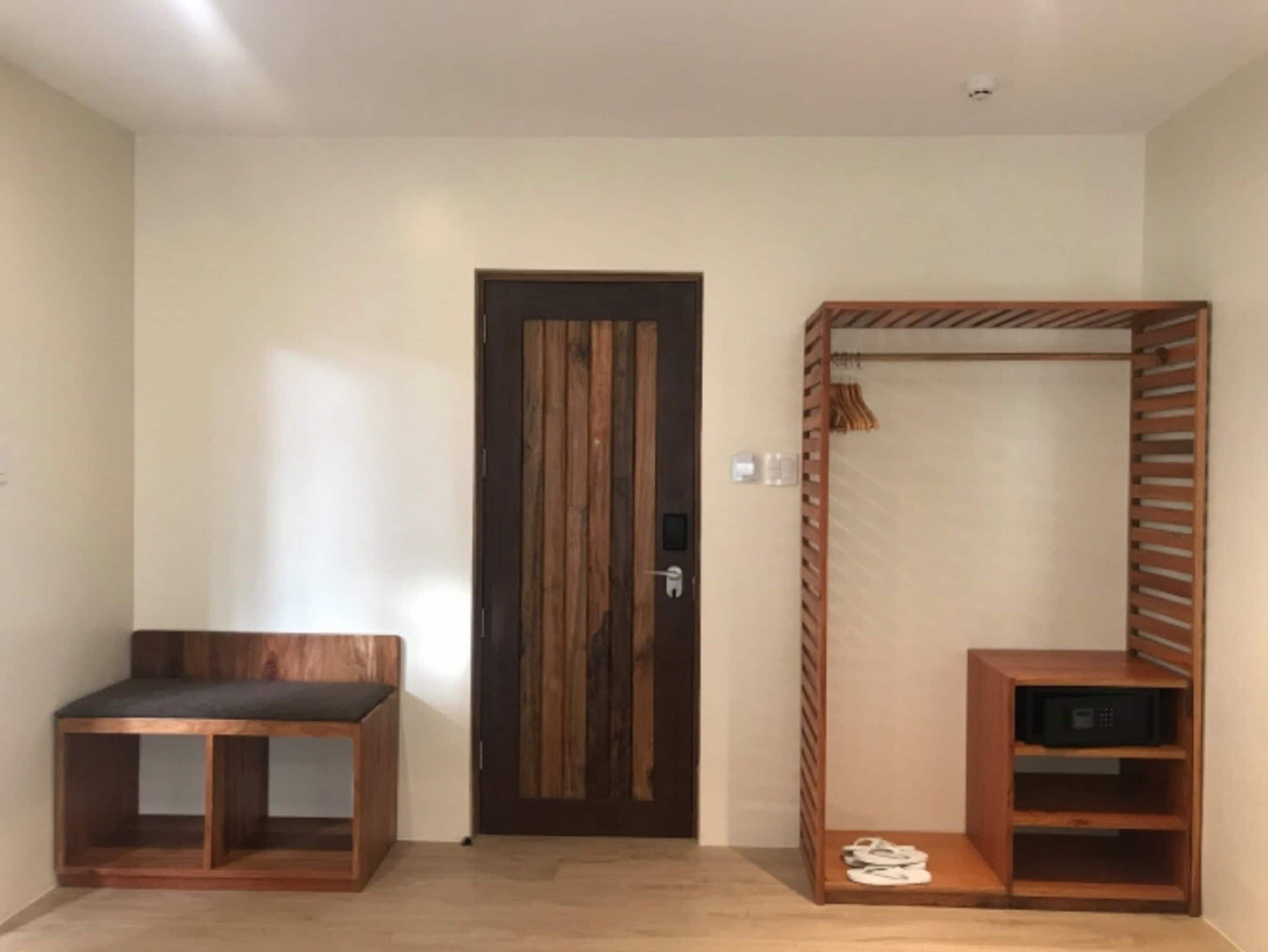 deluxe room | 1 bedroom, minibar, in-room safe, desk