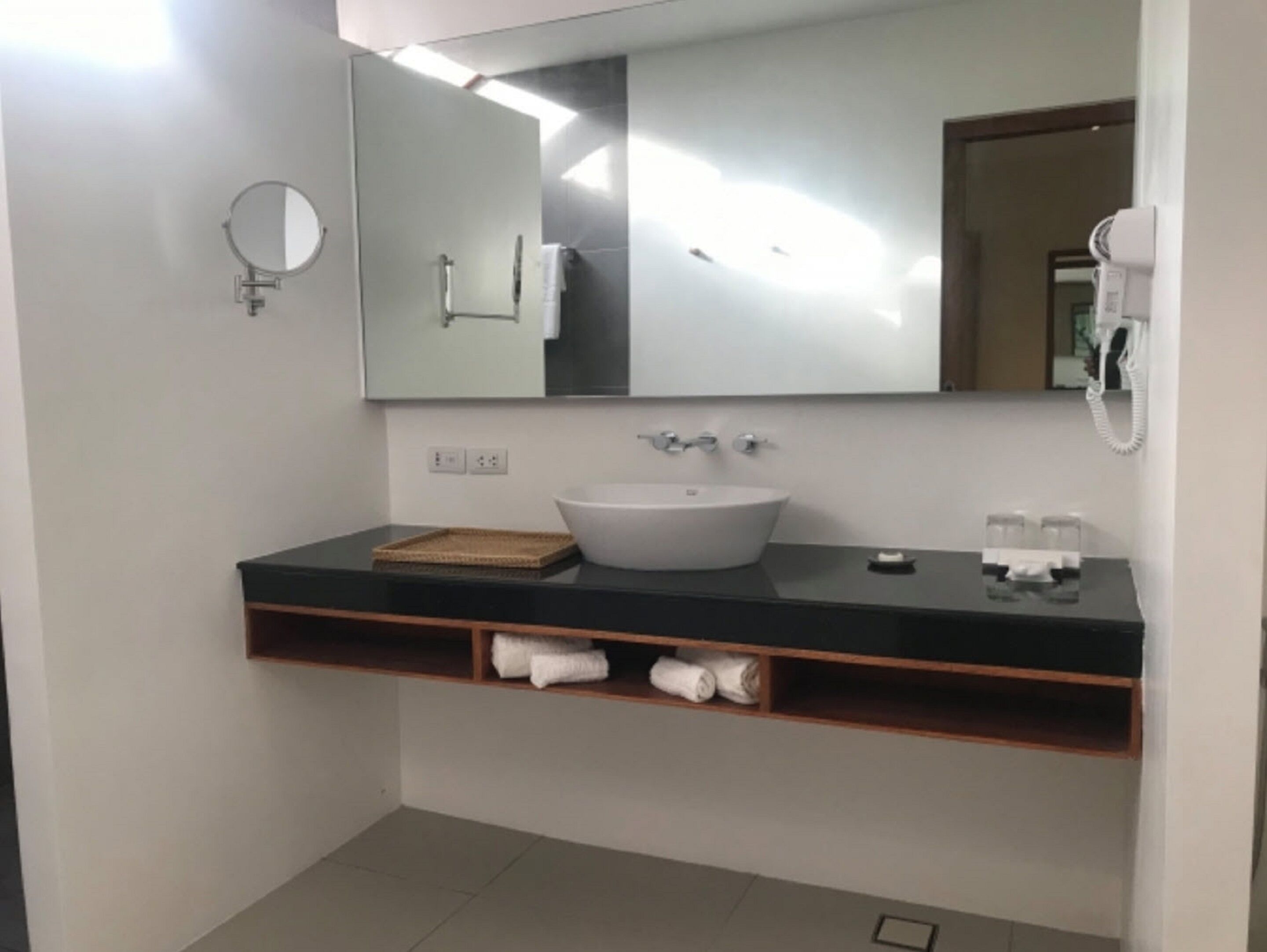 deluxe room | bathroom sink