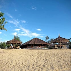 Aan een privéstrand, wit zand, ligstoelen, strandlakens