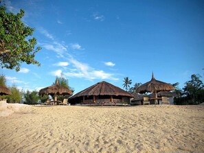 Private beach, white sand, sun loungers, beach towels - Bluewater Panglao Beach Resort (Panglao)