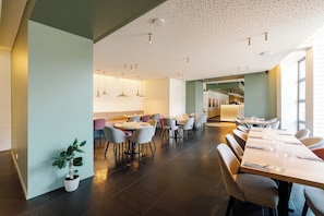 3 restaurants, lunch served