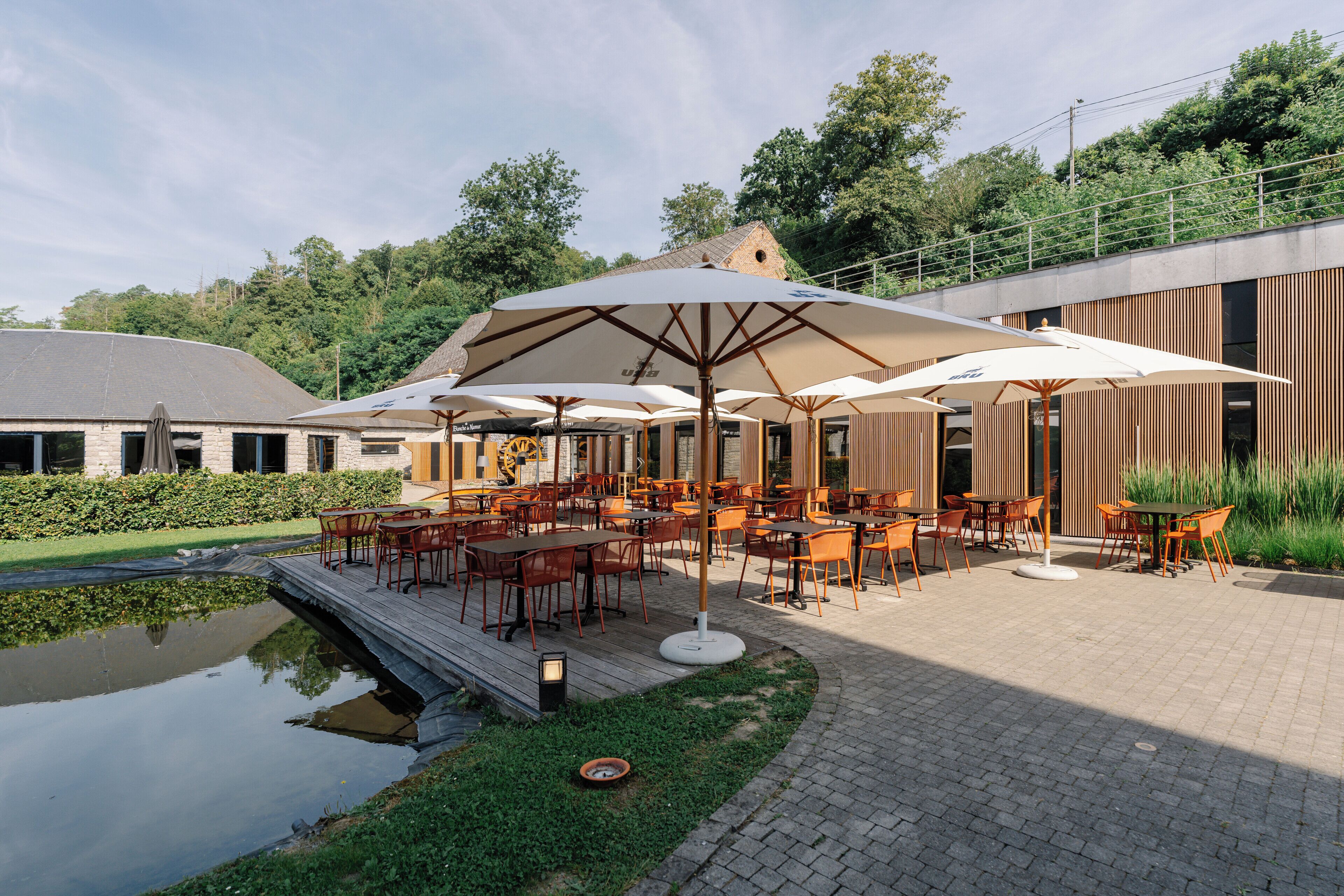 3 restaurants, lunch served