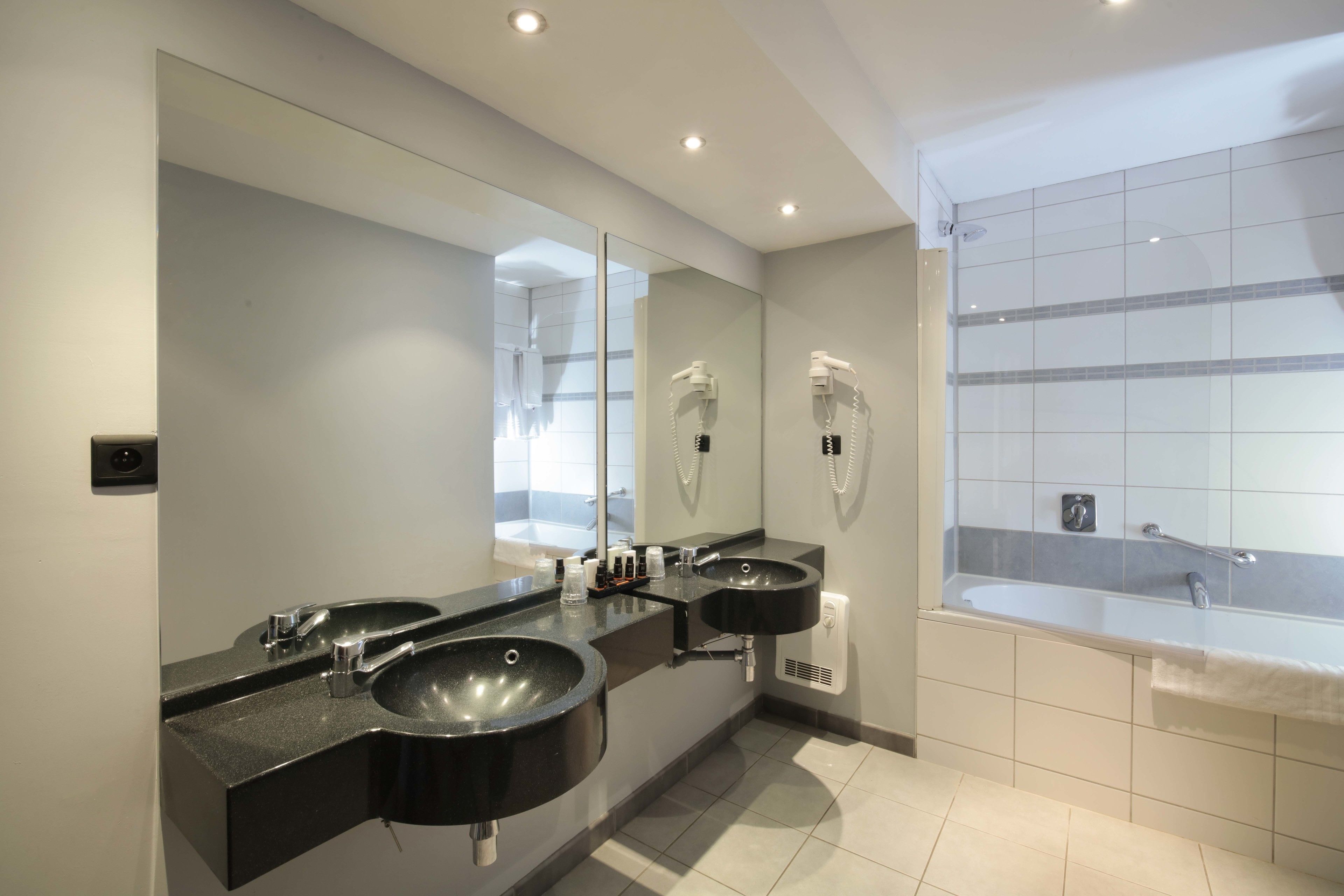 deluxe suite | bathroom | combined shower/bathtub, free toiletries, hair dryer, towels