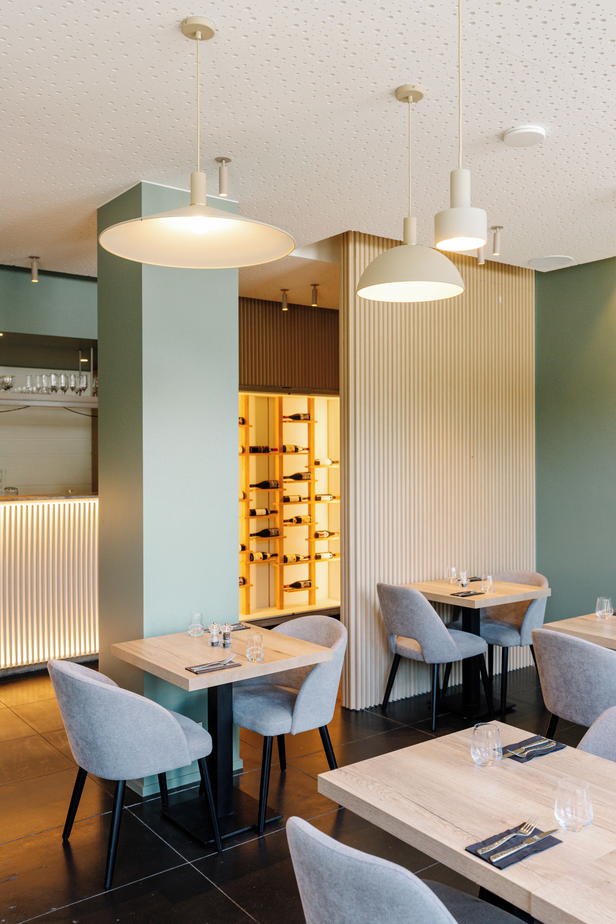 3 restaurants, lunch served