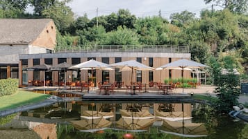 3 restaurants, lunch served