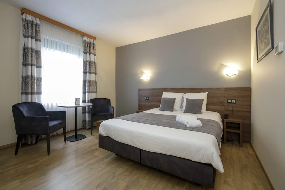 Standard-Doppel- oder -Zweibettzimmer