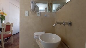 Combined shower/tub, free toiletries, hair dryer, bidet - King's Hotel (Buenos Aires)