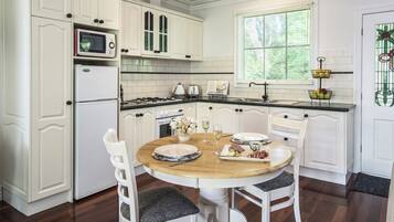 Cottage Mewah (Keepers) | Dapur pribadi | Lemari es besar, microwave, kompor, dan mesin pembuat kopi/teh