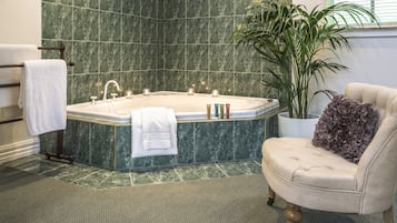 Keepers Cottage | Private spa tub
