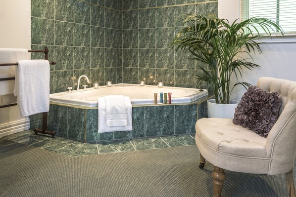 Keepers Cottage | Private spa tub