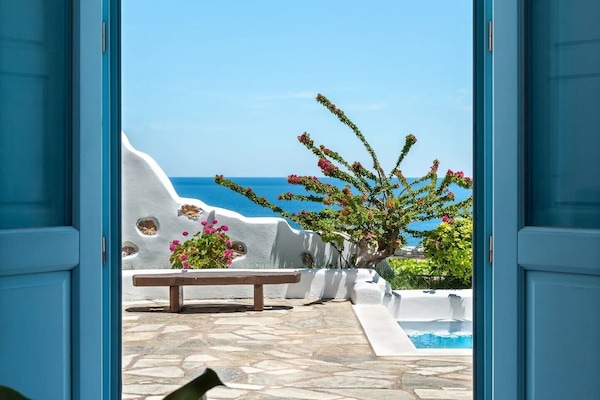 One Bedroom Suite with Private Pool and Sea View | Lenzuola Frette, biancheria da letto di alta qualità