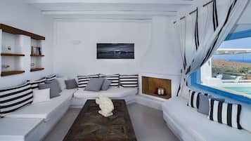 Three Bedroom Villa with private pool and sea view | Oppholdsrom | En 32-tommers Flatskjerm-TV med Parabol-TV samt TV