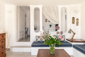 Two Bedroom Suite with Private Pool and Garden View | Área de sala de estar | Televisión de pantalla plana de 32 pulgadas con canales vía satélite 