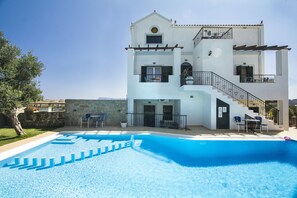 Outdoor pool, open 7:30 AM to 10:00 PM, pool umbrellas, pool loungers - Olive Tree Apartments (Kissamos)