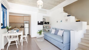 Un espace de vie moderne comprenant un coin repas, un canapé et un escalier.