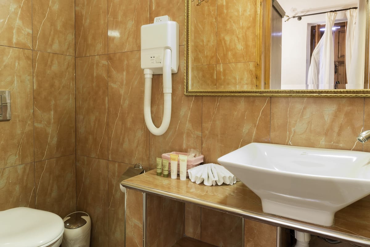 shower, rainfall showerhead, free toiletries, hair dryer