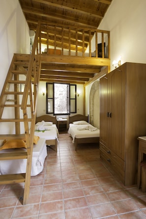 Hypo-allergenic bedding, in-room safe, individually decorated - Camelot Traditional & Classic Hotel (Rhodes)