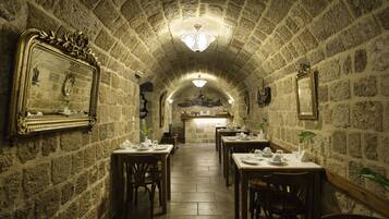 Ilmainen päivittäinen mannermainen aamiainen