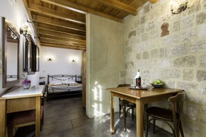 Ropa de cama hipoalergénica y caja de seguridad en la habitación 