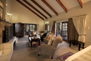 Executive Double Room | Living room | TV - The Highlander Hotel (Dullstroom)