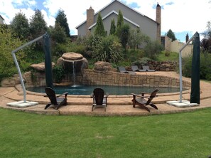 Outdoor pool, pool loungers - The Highlander Hotel (Dullstroom)