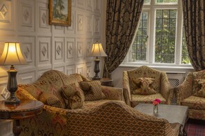 Frokost, lunsj og middag serveres, britiske retter, utsikt mot hagen 