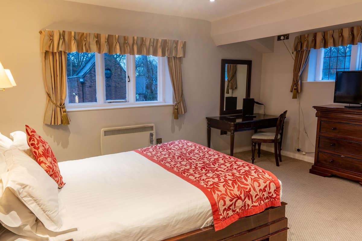 Premium bedding, individually decorated, individually furnished, desk