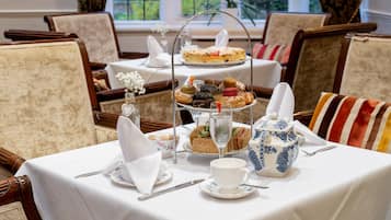 Se sirven desayunos y almuerzos; cocina británica; con vista al jardín