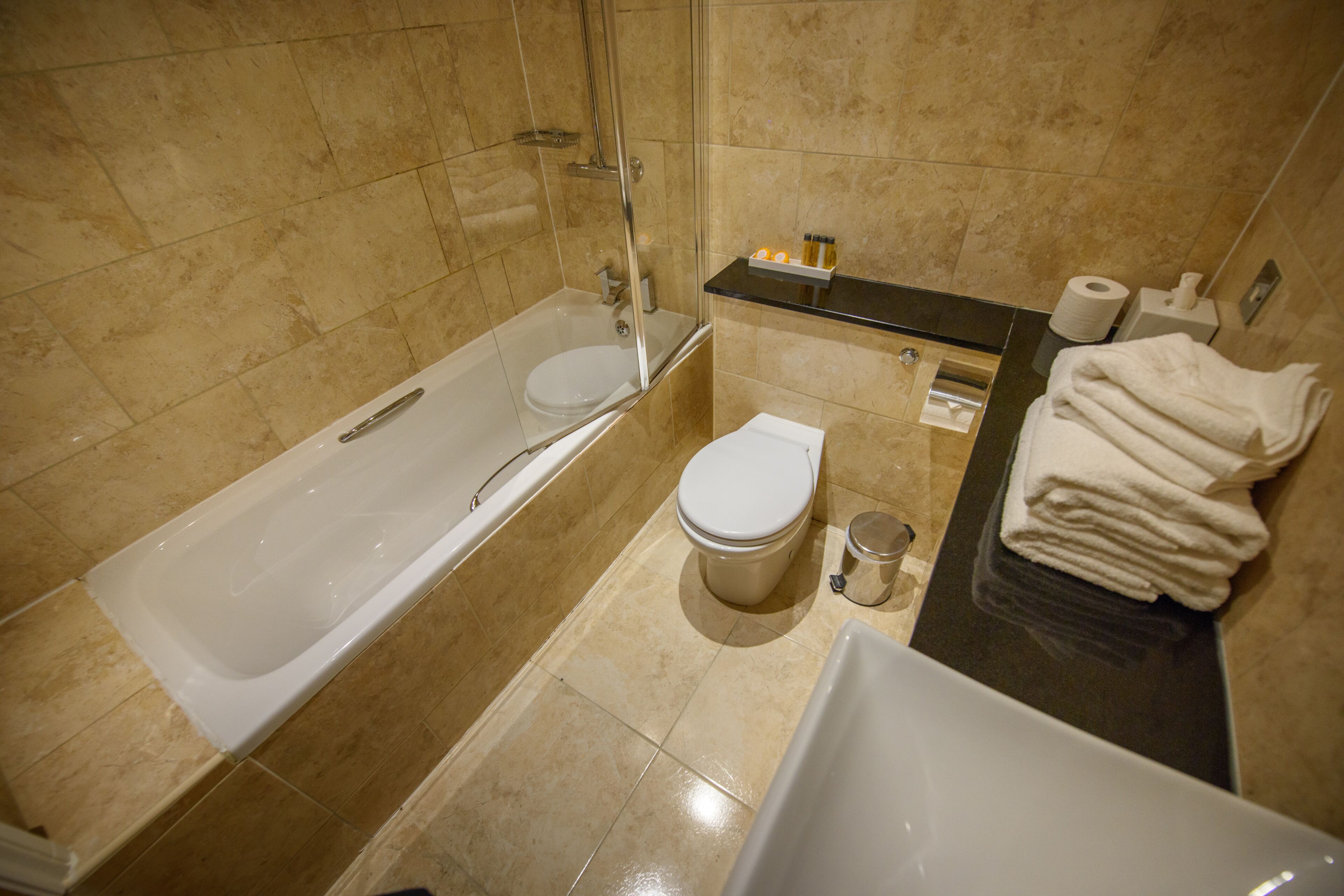 superior room, 1 double bed, non smoking | bathroom | designer toiletries, towels