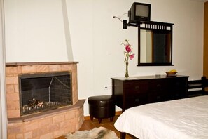 Dubbelrum - 1 queensize-säng - eldstad - utsikt mot bergen | Sängtillbehör av högsta kvalitet, duntäcken och Select Comfort-madrasser