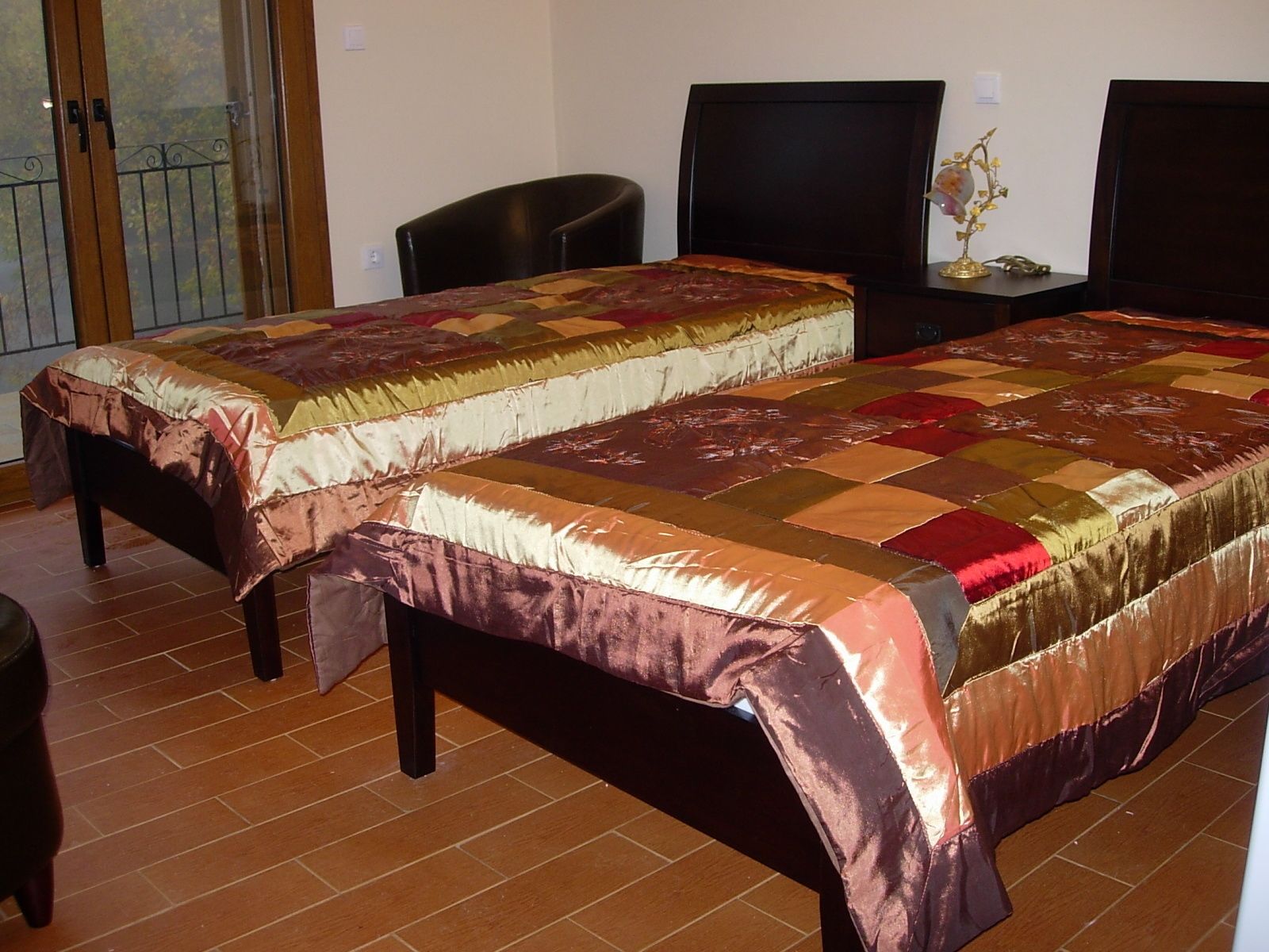 Une chambre d’hôtel avec deux lits, une télévision et une petite table agrémentée d’un objet décoratif.