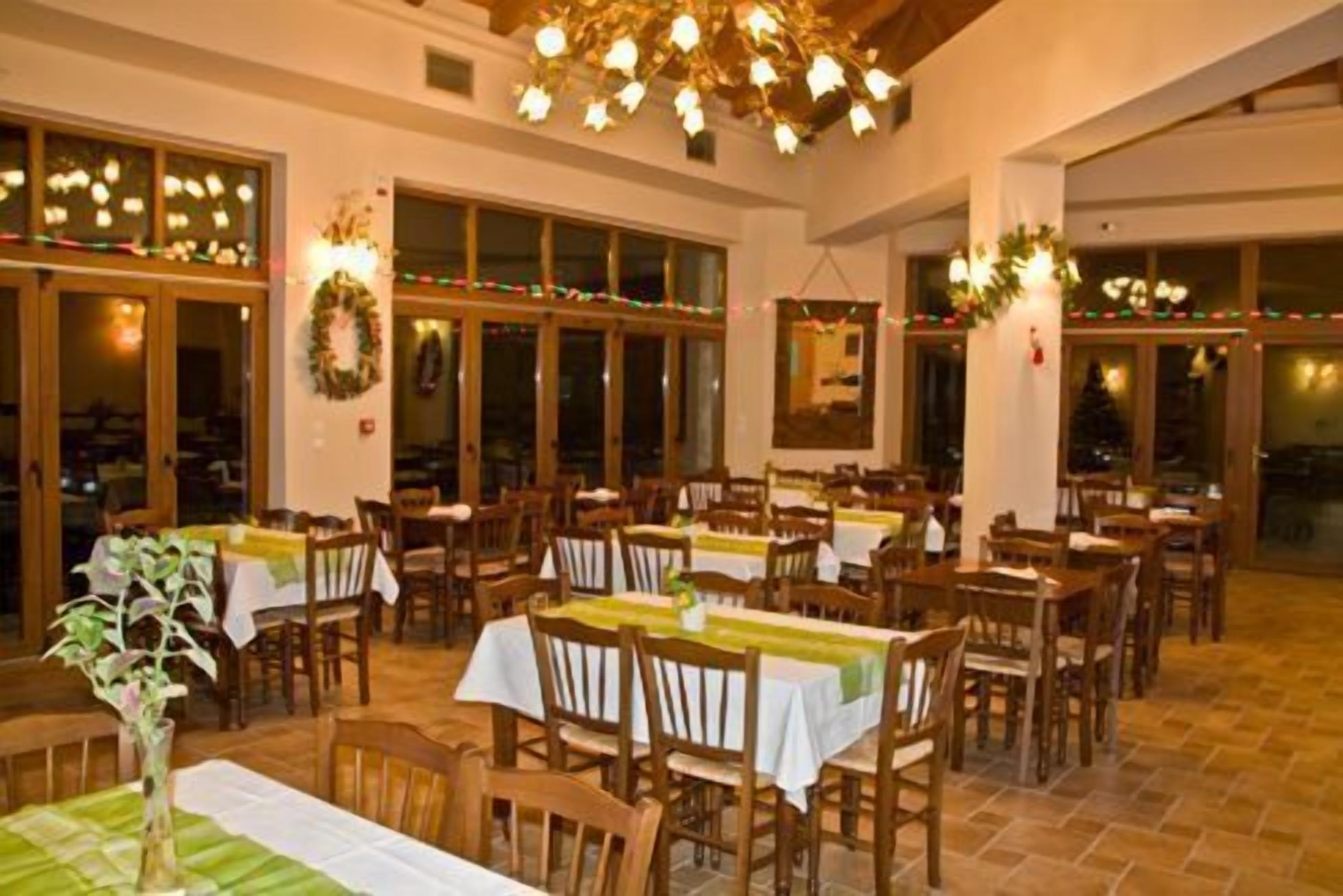 Breakfast, lunch, dinner served; pool views 