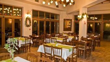 Frukost och lunch serveras, med utsikt mot poolen