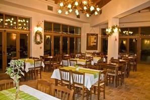 Aperto a colazione, pranzo e cena, con vista sulla piscina 