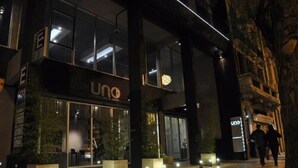 Un edificio moderno con fachada de vidrio y el nombre 