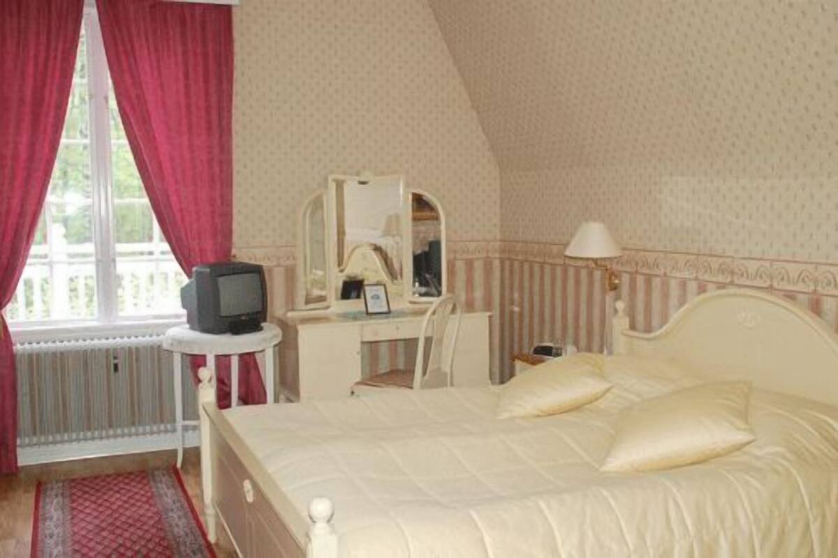 standard double room, private bathroom | desk, iron/ironing board, free wifi