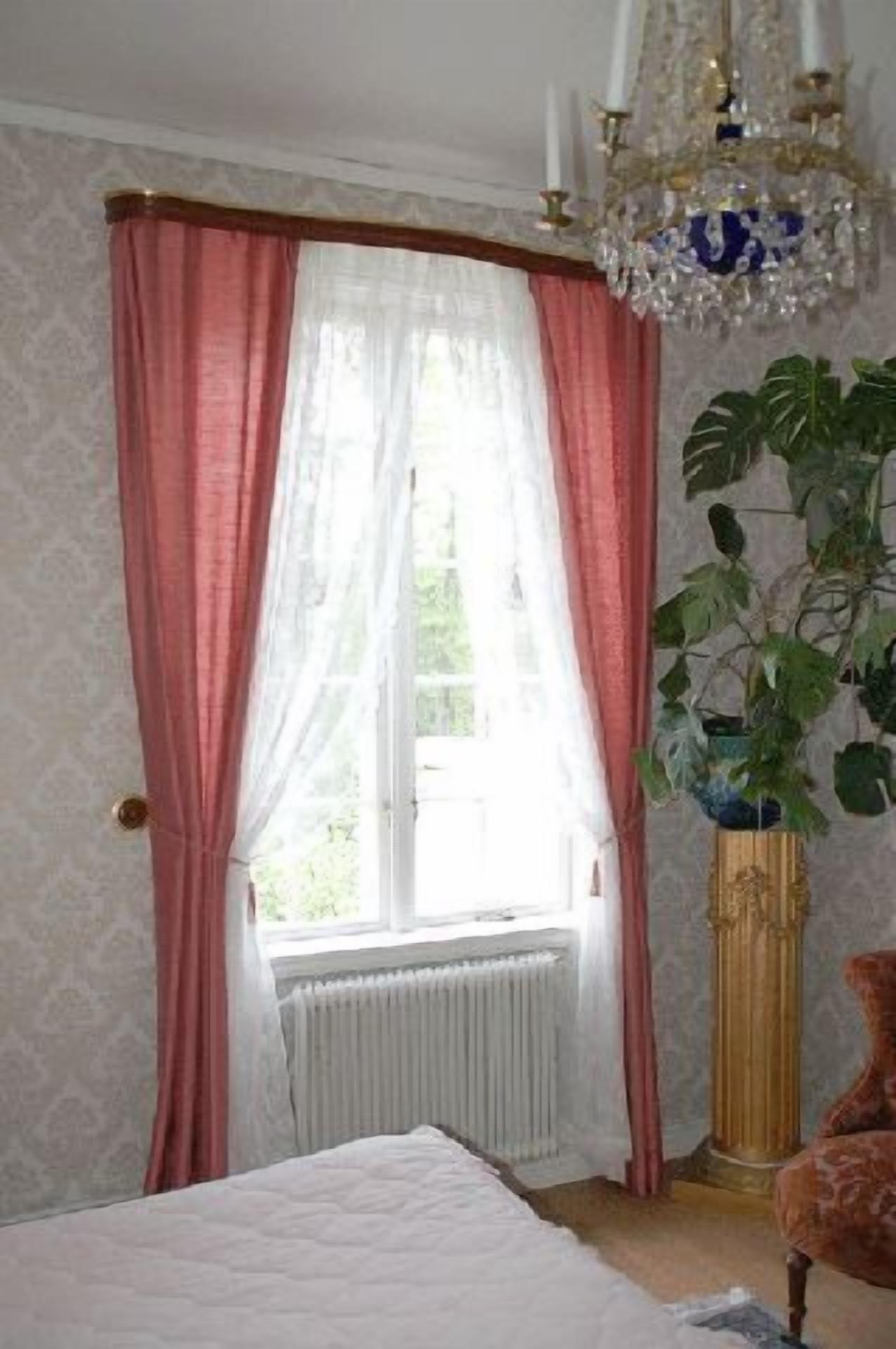 desk, iron/ironing board, free wifi