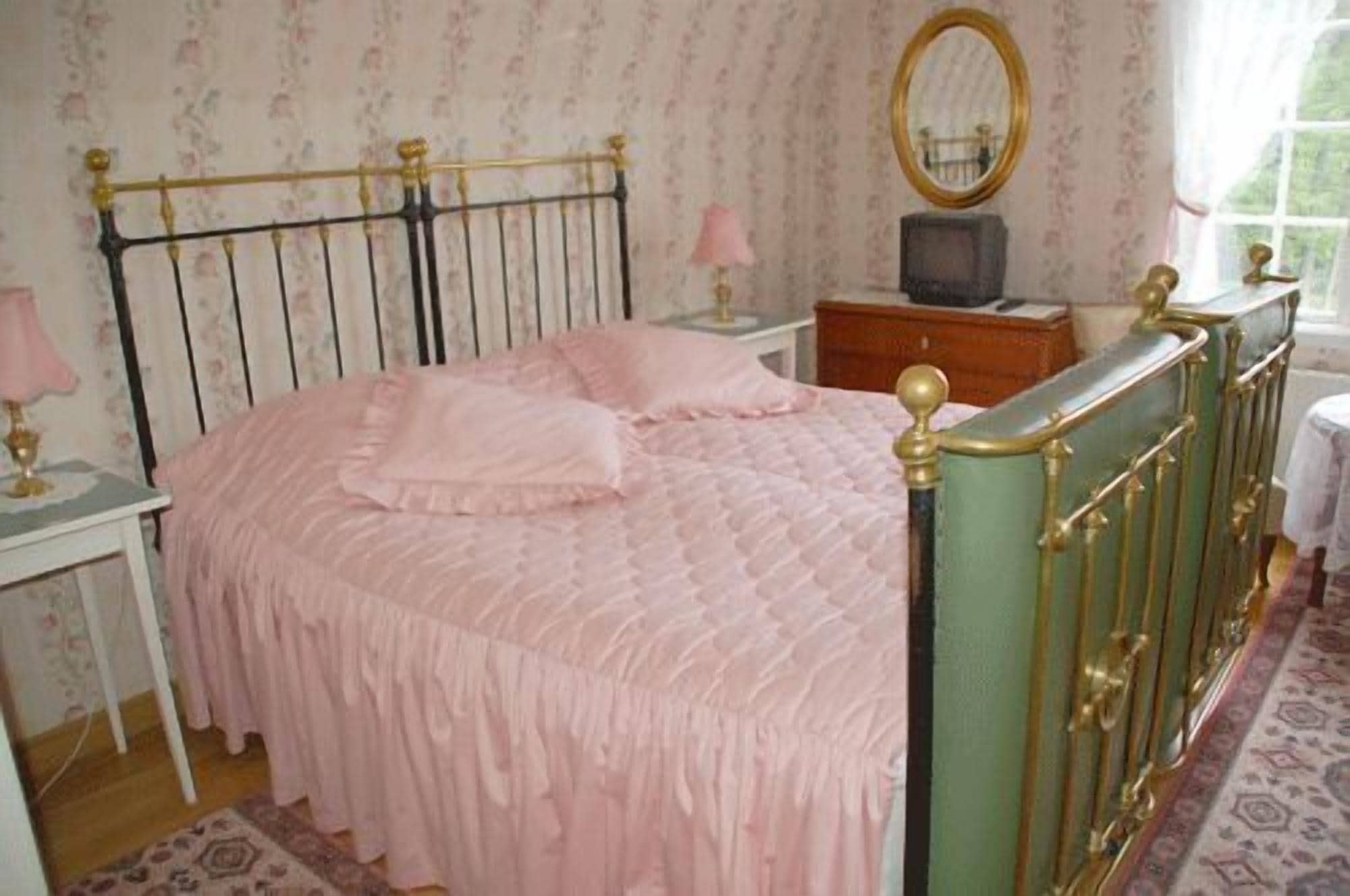 standard double room, private bathroom | desk, iron/ironing board, free wifi