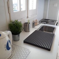 Refrigerador con freezer, tetera/pava eléctrica, utensilios de cocina