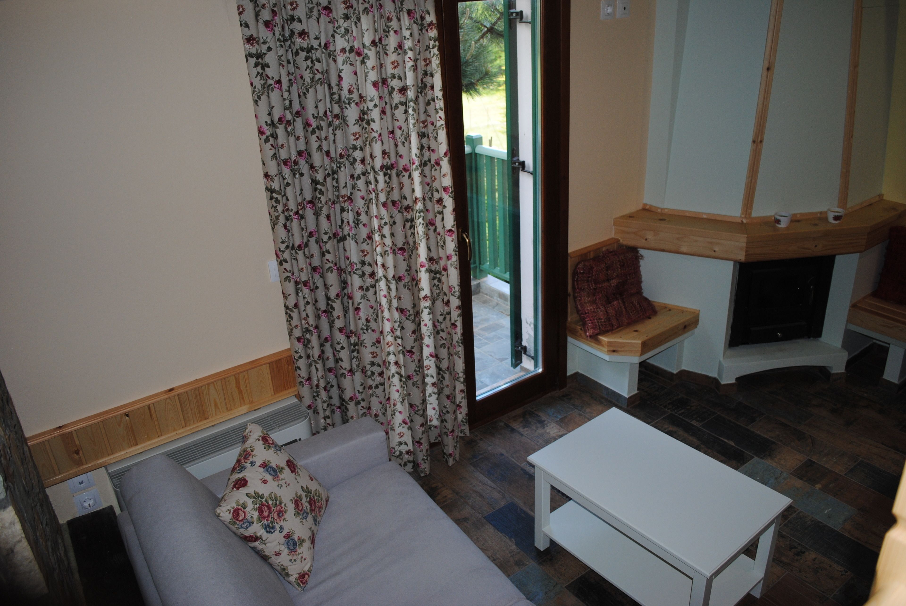 traditional house, 1 bedroom, accessible, lakeside | living room | tv