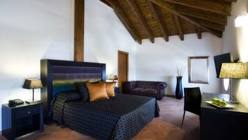 Minibar, coffres-forts dans les chambres, bureau, rideaux occultants