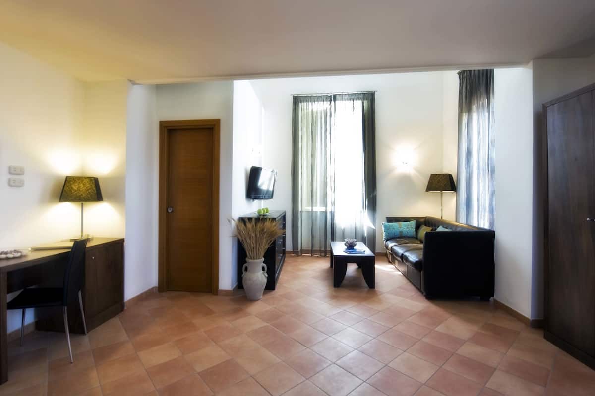 1 camera, minibar, una cassaforte in camera, una scrivania