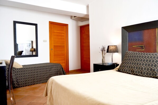 Standard Triple Room | Minibar, in-room safe, desk, blackout curtains - Relais Villa Buonanno (Cercola)