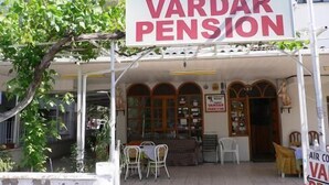 Fachada com uma placa indicando